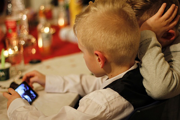Smartphone e tablet utilizzati a tavola. Come comportarsi in questi casi?