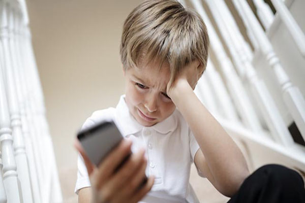 Cyberbullismo nelle chat e nei gruppi classe dei bambini della scuola primaria