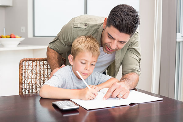 Fare i compiti al posto dei figli e giustificarli sempre non fa bene ai figli ma al genitore