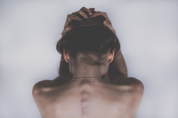 Noa era già “morta” da un punto di vista psicologico. Il dolore può portare all’autolesionismo e all’autodistruzione. Come intervenire efficacemente?